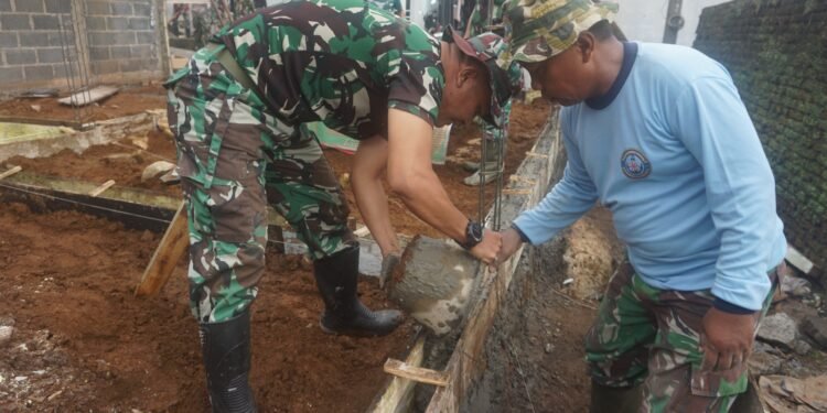 Satgas TMMD Ke-121 Lanjutkan Pengecoran Pondasi RTLH Bapak Kabulyono