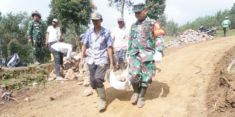Komandan Satgas Tidak Segan Turun Ke Lapangan dan Turut Bekerja di Lokasi TMMD Reguler 121 Desa Pacet