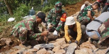 Komandan Satgas Tidak Segan Turun Ke Lapangan dan Turut Bekerja di Lokasi TMMD Reguler 121 Desa Pacet