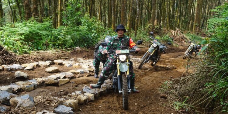 Dengan Naik Motor Trail Dansatgas TMMD, Sambangi Anggotanya di Desa Pacet