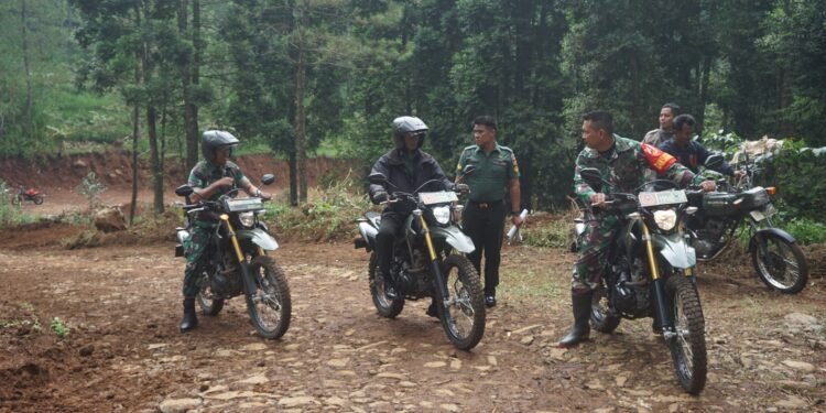 Dengan Naik Motor Trail Dansatgas TMMD, Sambangi Anggotanya di Desa Pacet