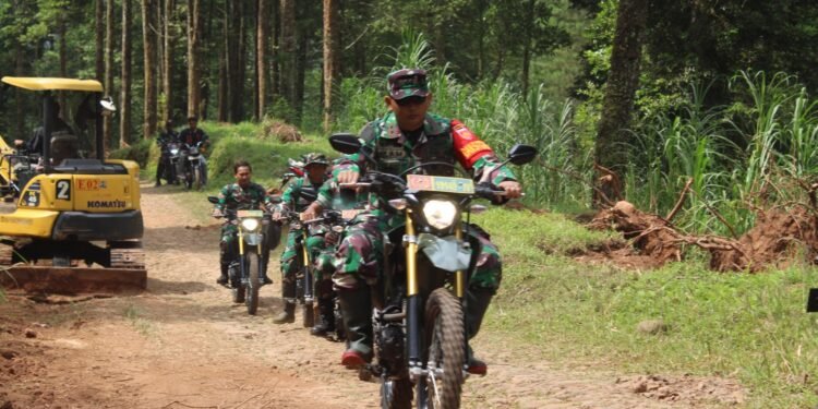 Dengan Naik Motor Trail Dansatgas TMMD, Sambangi Anggotanya di Desa Pacet
