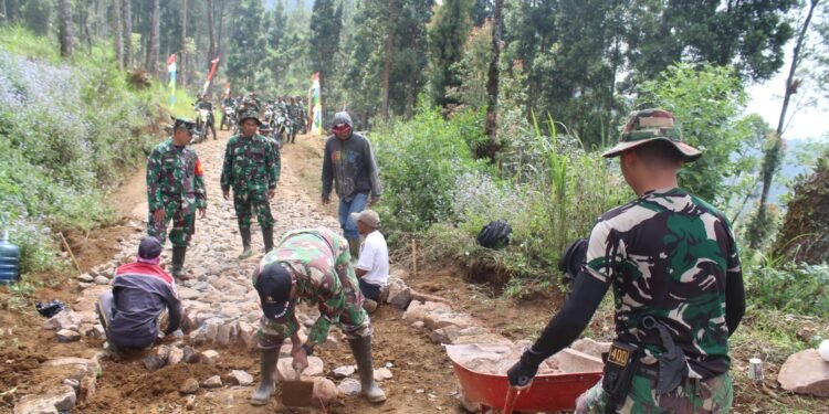 Dengan Naik Motor Trail Dansatgas TMMD, Sambangi Anggotanya di Desa Pacet