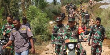 Dengan Naik Motor Trail Dansatgas TMMD, Sambangi Anggotanya di Desa Pacet