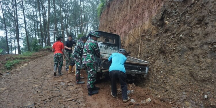 Mobil Pick Up Pengangkut Material Satgas TMMD Terperosok