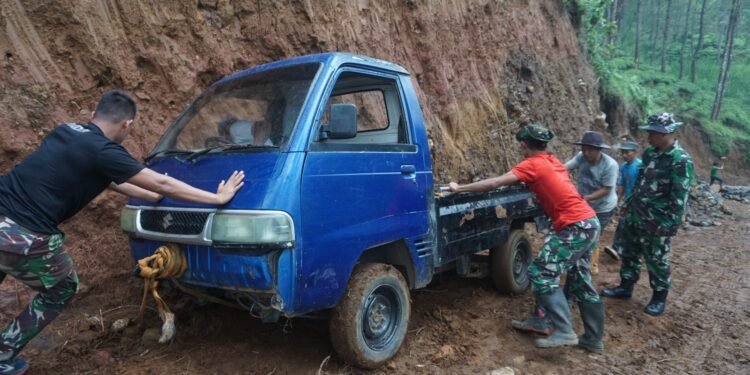 Mobil Pick Up Pengangkut Material Satgas TMMD Terperosok