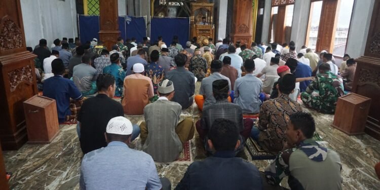 Satgas TMMD Berbaur Bersama Warga Melaksanakan Shalat Jum’at