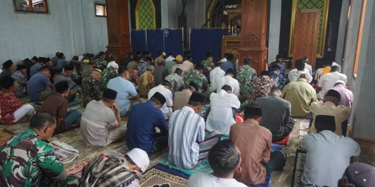Satgas TMMD Berbaur Bersama Warga Melaksanakan Shalat Jum’at