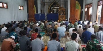 Satgas TMMD Berbaur Bersama Warga Melaksanakan Shalat Jum’at
