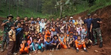 Penasaran, Anak-anak SDN 02 Keteleng Datangi Lokasi TMMD