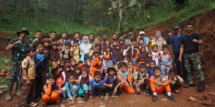 Penasaran, Anak-anak SDN 02 Keteleng Datangi Lokasi TMMD
