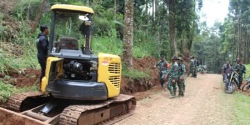 Dansatgas Cek Pembuatan Drainase Dengan Alat Berat Excavator