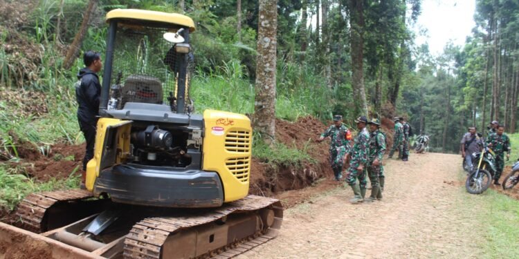 Dansatgas Cek Pembuatan Drainase Dengan Alat Berat Excavator