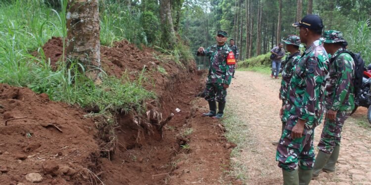 Dansatgas Cek Pembuatan Drainase Dengan Alat Berat Excavator