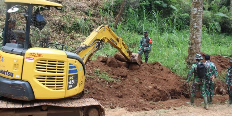 Dansatgas Cek Pembuatan Drainase Dengan Alat Berat Excavator