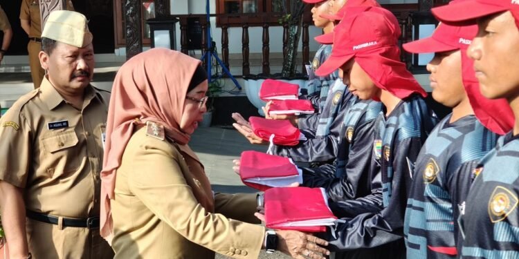 HUT Ke-79 RI, Pj Bupati Batang Canangkan Gerakan Pembagian 13.600 Bendera Merah Putih