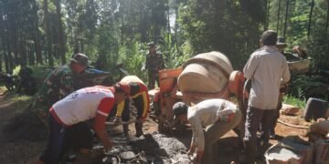 Mesin Molen Bantu Satgas TMMD dan Warga Membuat Adukan Material