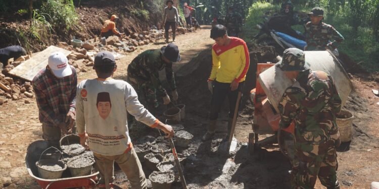 Mesin Molen Bantu Satgas TMMD dan Warga Membuat Adukan Material