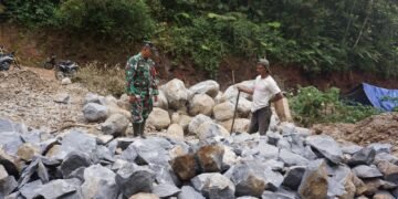 Dandim Memantau Langsung Cara Pekerja Pemecah Batu Di Lokasi TMMD