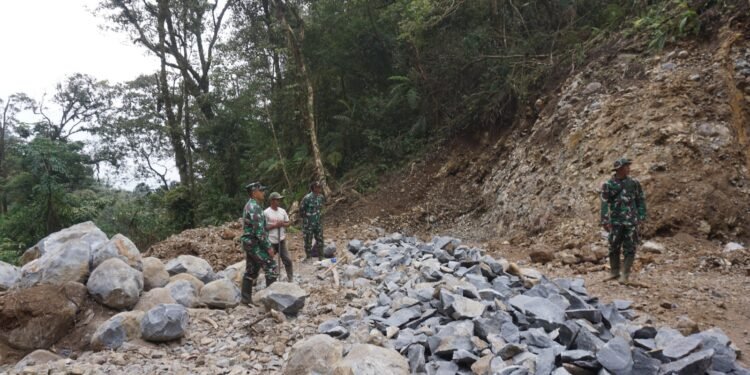 Dandim Memantau Langsung Cara Pekerja Pemecah Batu Di Lokasi TMMD