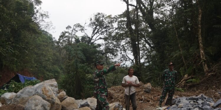 Dandim Memantau Langsung Cara Pekerja Pemecah Batu Di Lokasi TMMD