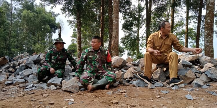 Cek Lokasi TMMD Reguler Ke 121, Dansatgas Istirahat Sambil Koordinasi Dengan Kepala Desa Pacet