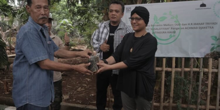 Dewi Fortuna dan DKM Masjid Tanam Gaharu di di Makam Jayakarta dan Pangeran Shangyang