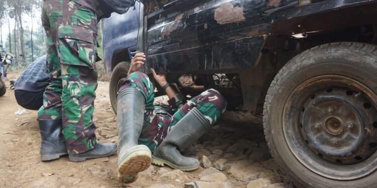 Mobil Pengangkut Material TMMD Mengalami Kerusakan