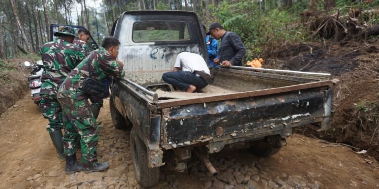 Mobil Pengangkut Material TMMD Mengalami Kerusakan
