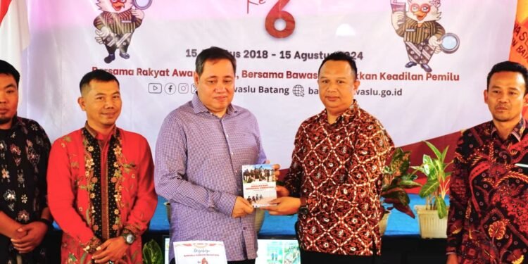 Peringati HUT Ke-6, Bawaslu Batang Resmikan Buku SDM Pengawasan Pertama di Jateng