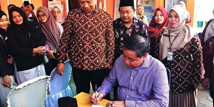 Peringati HUT Ke-6, Bawaslu Batang Resmikan Buku SDM Pengawasan Pertama di Jateng