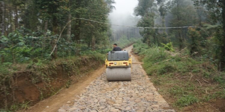 Alat Berat Slender Mulai Dikerahkan Padatkan Jalan TMMD ke 121 Desa Pacet