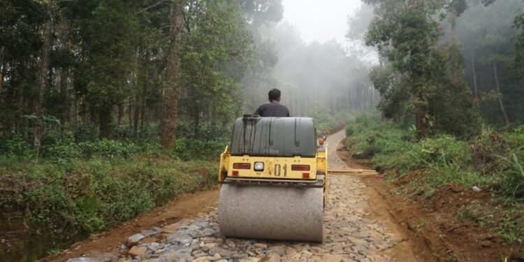 Alat Berat Slender Mulai Dikerahkan Padatkan Jalan TMMD ke 121 Desa Pacet