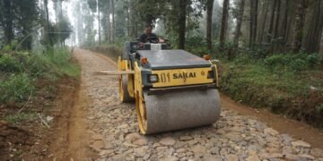 Alat Berat Slender Mulai Dikerahkan Padatkan Jalan TMMD ke 121 Desa Pacet