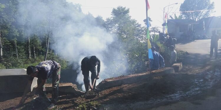 Satgas TMMD ke-121 Kodim 0736/Batang dan Warga Desa Pacet Bersih Bersih Sungai