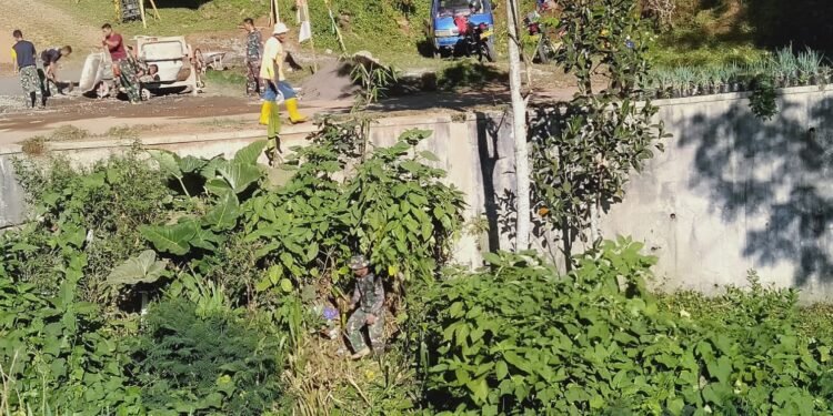 Satgas TMMD ke-121 Kodim 0736/Batang dan Warga Desa Pacet Bersih Bersih Sungai