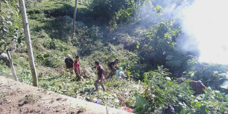 Satgas TMMD ke-121 Kodim 0736/Batang dan Warga Desa Pacet Bersih Bersih Sungai