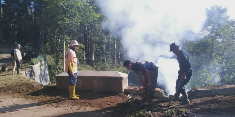 Satgas TMMD ke-121 Kodim 0736/Batang dan Warga Desa Pacet Bersih Bersih Sungai