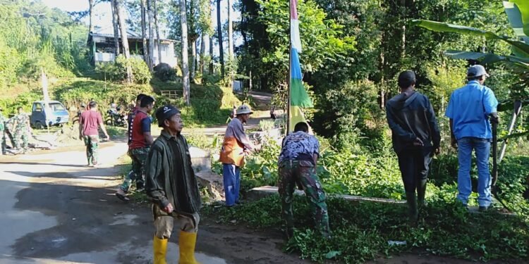 Satgas TMMD ke-121 Kodim 0736/Batang dan Warga Desa Pacet Bersih Bersih Sungai