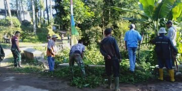 Satgas TMMD ke-121 Kodim 0736/Batang dan Warga Desa Pacet Bersih Bersih Sungai