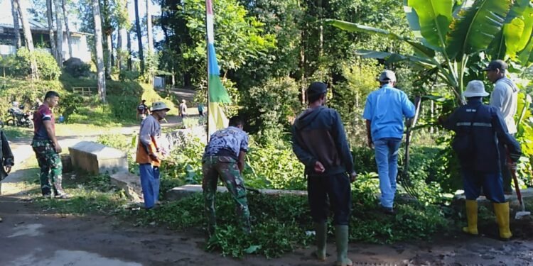 Satgas TMMD ke-121 Kodim 0736/Batang dan Warga Desa Pacet Bersih Bersih Sungai