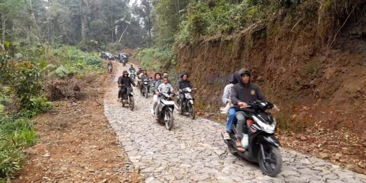 Warga Mulai Manfaatkan Jalan Baru TMMD Ke-121 Kodim 0736/Batang