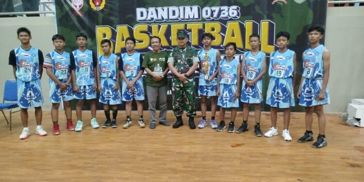 Dandim Tutup dan Berikan Tropi Kejuaraan Bola Basket Tingkat SD dan SMP