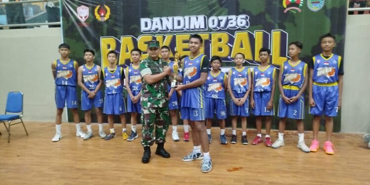 Dandim Tutup dan Berikan Tropi Kejuaraan Bola Basket Tingkat SD dan SMP