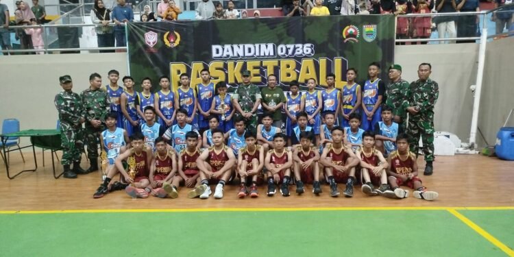 Dandim Tutup dan Berikan Tropi Kejuaraan Bola Basket Tingkat SD dan SMP