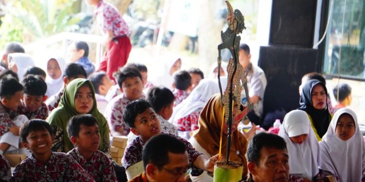 Budaya Tradisional Batang, Edukasikan Wayang Kulit Kepada Pelajar SD