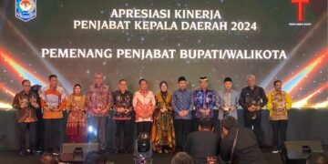 Pj Bupati Batang Terima Penghargaan Penjabat Kepala Daerah Kab/Kota Kategori Kinerja Total