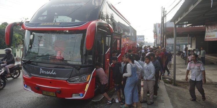 Dandim Batang Lepas Pemberangkatan Atlet Bola Basket Tingkat SD dan SMP