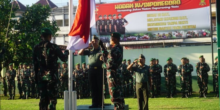 Dandim 0736/Batang Bacakan Amanat Pangdam IV/Diponegoro Dalam Upacara Bendera 17 an