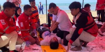 Peringati HUT Ke-79, KRS PMI Batang Unjuk Gigi Simulasi Penyelamatan di Laut